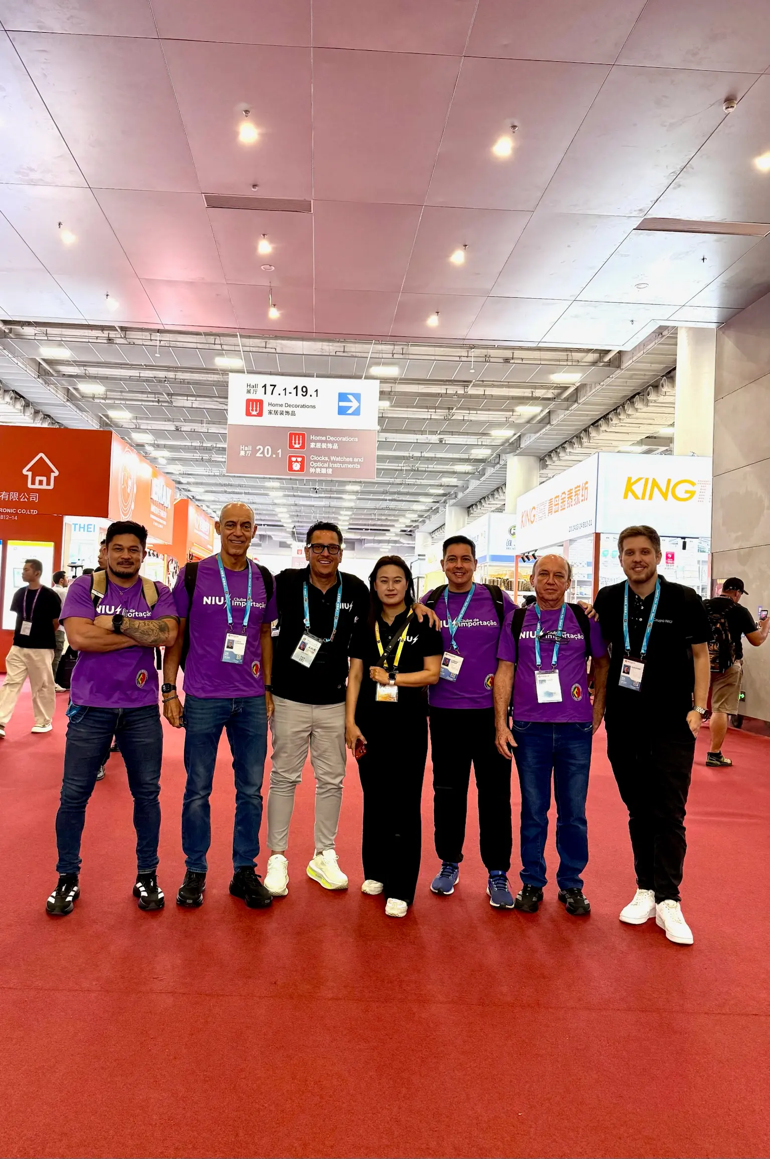 Equipe NIU Connect com clientes na Canton Fair, em Cantão